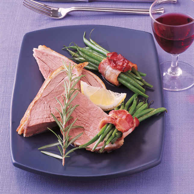 Rosa gebratene Lammkeule mit Rosmarin und Orangen Rezept | Küchengötter