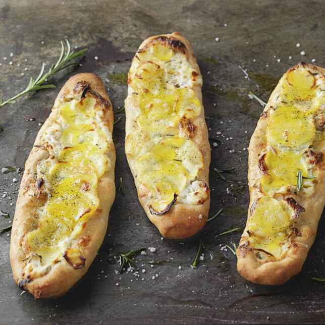 Schneller Kartoffel-Flammkuchen mit Ziegenkäse Rezept | Küchengötter Schneller Kartoffel-Flammkuchen mit Ziegenkäse Rezept | Küchengötter