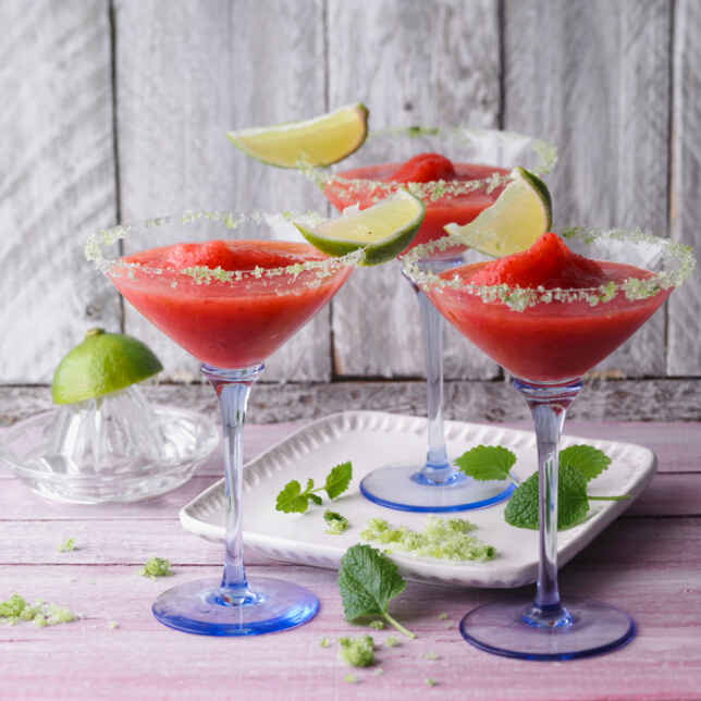 Zuckerfreier Erdbeer-Kräuter-Eistee Rezept | Küchengötter Zuckerfreier Erdbeer-Kräuter-Eistee Rezept | Küchengötter