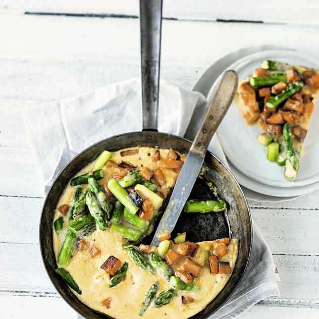 Grüner Wok-Spargel mit Knusper-Feta Rezept | Küchengötter Grüner Wok-Spargel mit Knusper-Feta Rezept | Küchengötter