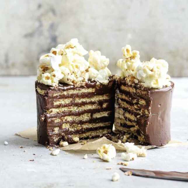 Popcorn-Kuchen mit Schokolinsen Rezept | Küchengötter Popcorn-Kuchen mit Schokolinsen Rezept | Küchengötter