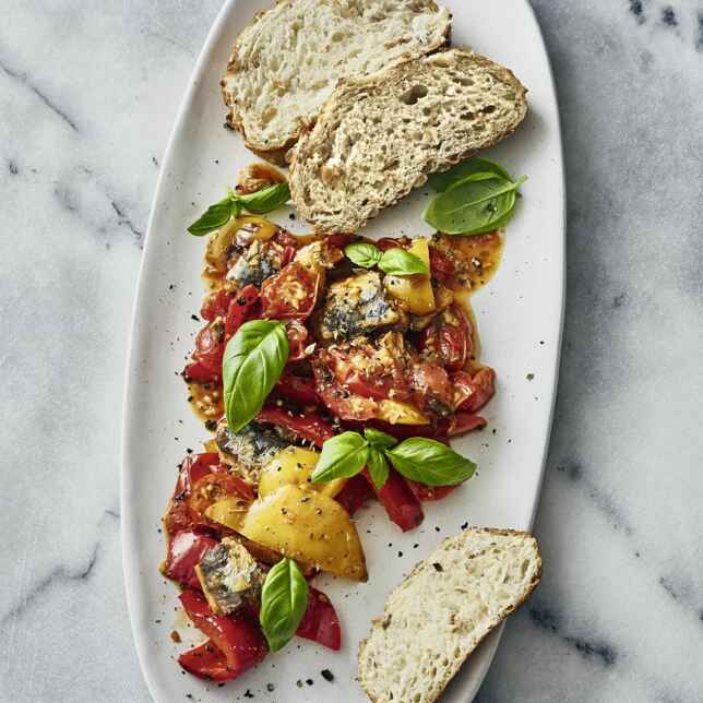 Tomatensalat mit gerösteter Paprika Rezept | Küchengötter