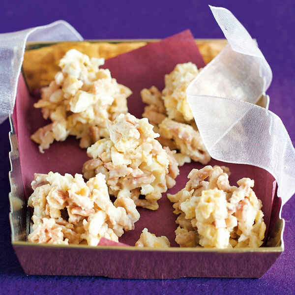 Dörrobst-Praline mit Schokolade und Blattgold Rezept | Küchengötter Dörrobst-Praline mit Schokolade und Blattgold Rezept | Küchengötter