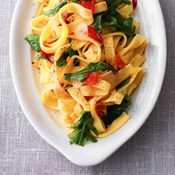 Bandnudeln mit Tomaten-Käse-Sauce Rezept | Küchengötter