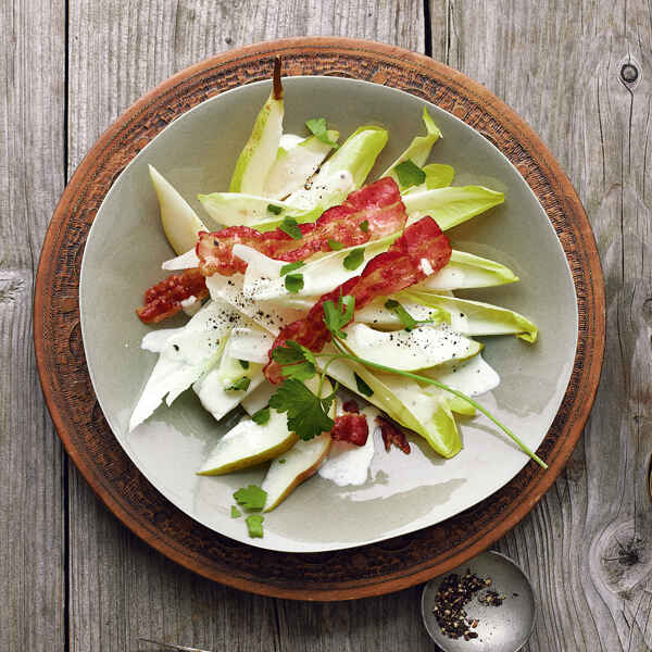 Veganer Chicoréesalat mit Birnen und Physalis Rezept | Küchengötter Veganer Chicoréesalat mit Birnen und Physalis Rezept | Küchengötter