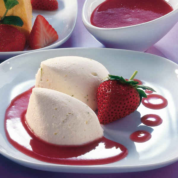Limettenmousse mit Erdbeersauce Rezept | Küchengötter