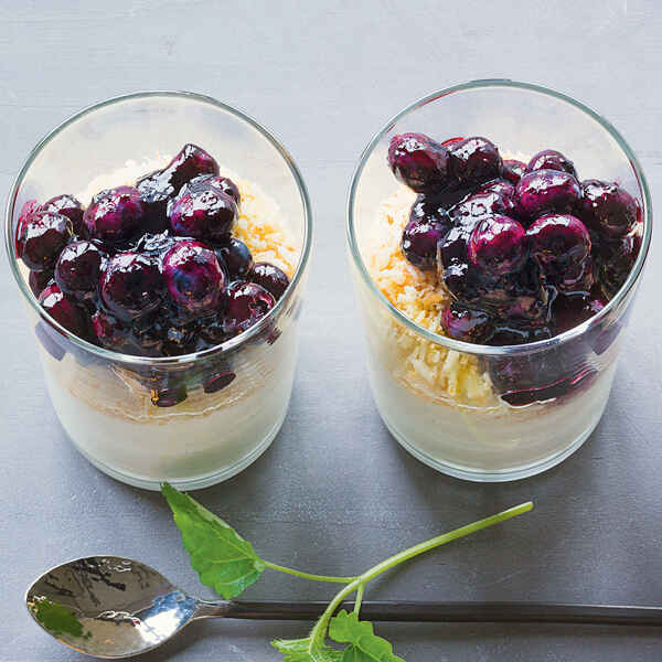 Heidelbeer-Quarkspeise mit Pumpernickel Rezept | Küchengötter Heidelbeer-Quarkspeise mit Pumpernickel Rezept | Küchengötter
