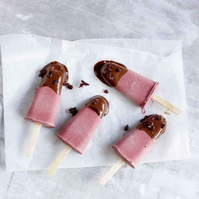 Sauerkirscheis mit Mandelsahne Rezept | Küchengötter Sauerkirscheis mit Mandelsahne Rezept | Küchengötter