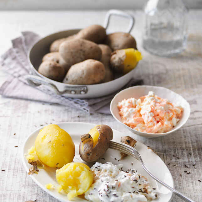Pellkartoffeln mit zweierlei Quark Rezept | Küchengötter Pellkartoffeln mit zweierlei Quark Rezept | Küchengötter