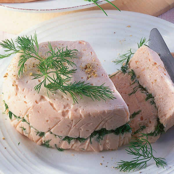 Frischkäse-Tomaten-Terrine mit Kürbiskern-Pesto Rezept | Küchengötter Frischkäse-Tomaten-Terrine mit Kürbiskern-Pesto Rezept | Küchengötter