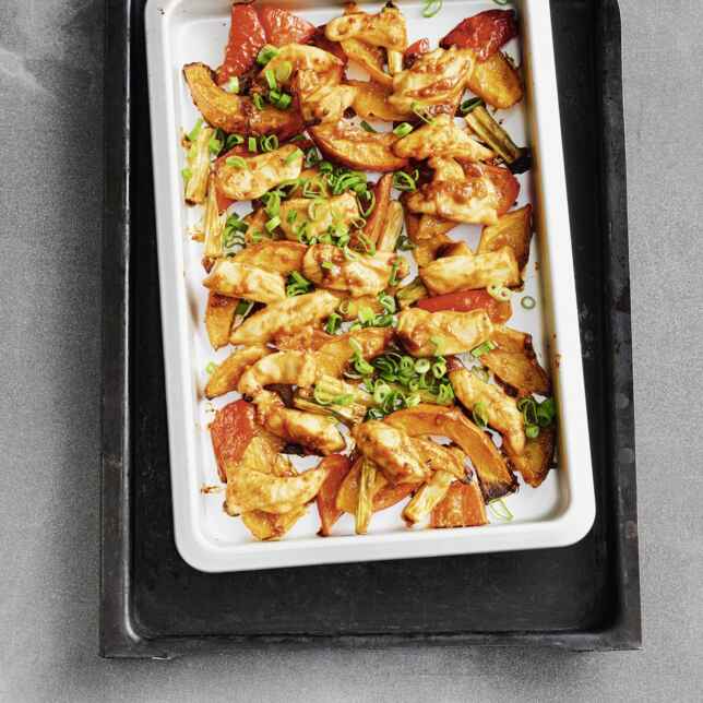 Chili-Hähnchen und Pommes vom Blech Rezept | Küchengötter