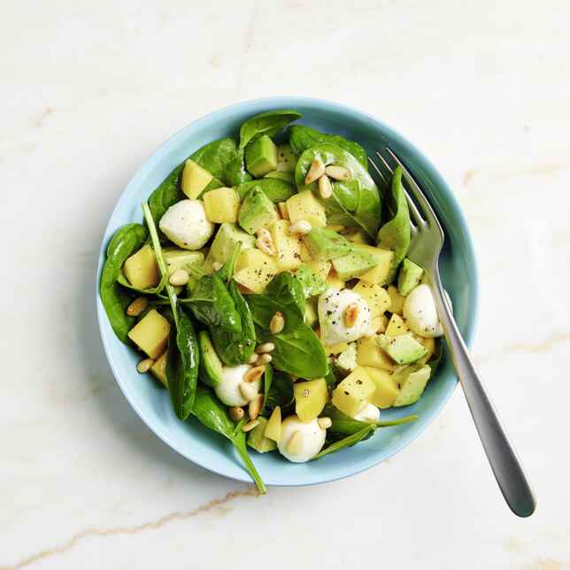 Avocado-Mango-Salat mit Käsecroûtons Rezept | Küchengötter Avocado-Mango-Salat mit Käsecroûtons Rezept | Küchengötter