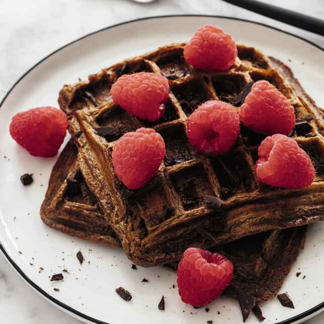 Zuckerfreie Bananen-Mandel-Waffeln mit Himbeerquark Rezept | Küchengötter Zuckerfreie Bananen-Mandel-Waffeln mit Himbeerquark Rezept | Küchengötter