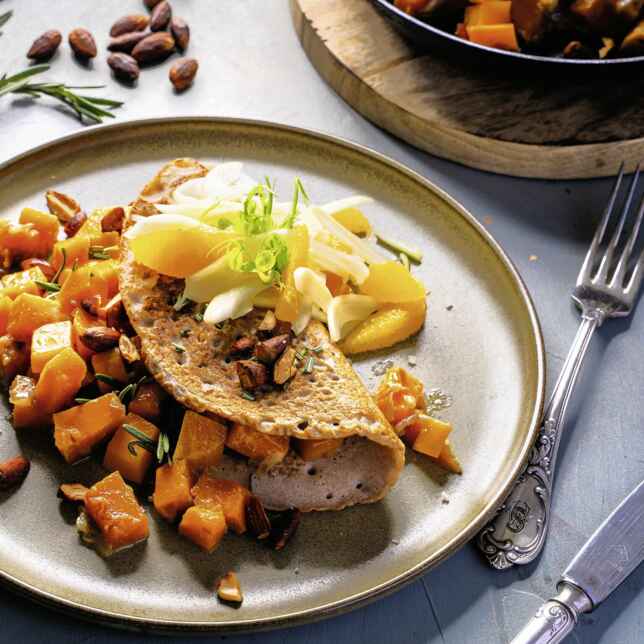 Grünkohlsalat mit frittiertem Cashew-Mozzarella, Granatapfelkernen und ... Grünkohlsalat mit frittiertem Cashew-Mozzarella, Granatapfelkernen und ...