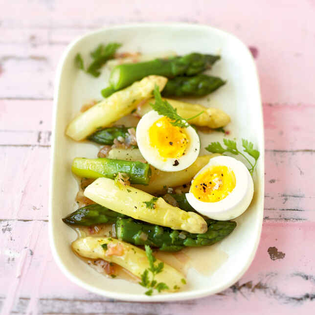 Spargelsalat mit Radieschen-Vinaigrette Rezept | Küchengötter