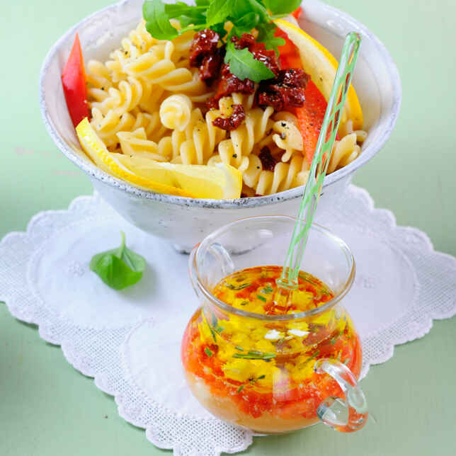 Nudelsalat mit Kirschtomaten Rezept | Küchengötter Nudelsalat mit Kirschtomaten Rezept | Küchengötter