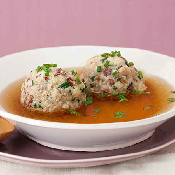 Speckknödelsuppe Rezept | Küchengötter Speckknödelsuppe Rezept | Küchengötter