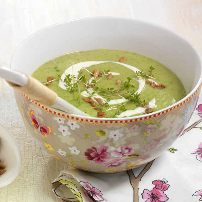 Brokkolicremesuppe mit Kressesahne Rezept | Küchengötter Brokkolicremesuppe mit Kressesahne Rezept | Küchengötter