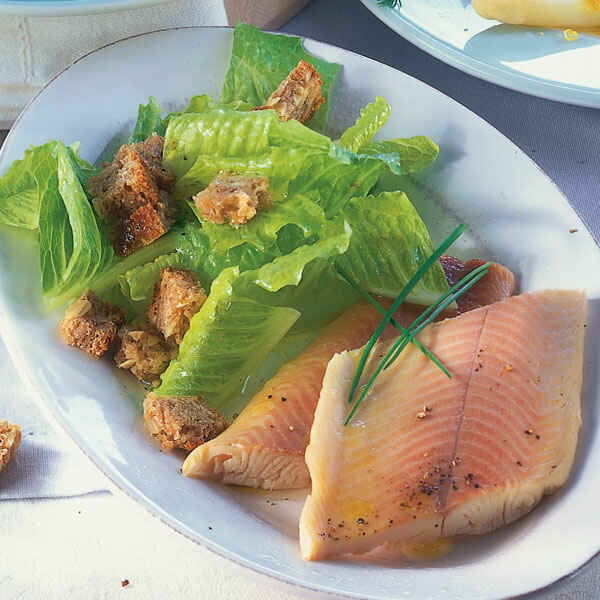 Forellen-Avocado-Salat mit Meerrettich-Dill-Dressing Rezept | Küchengötter