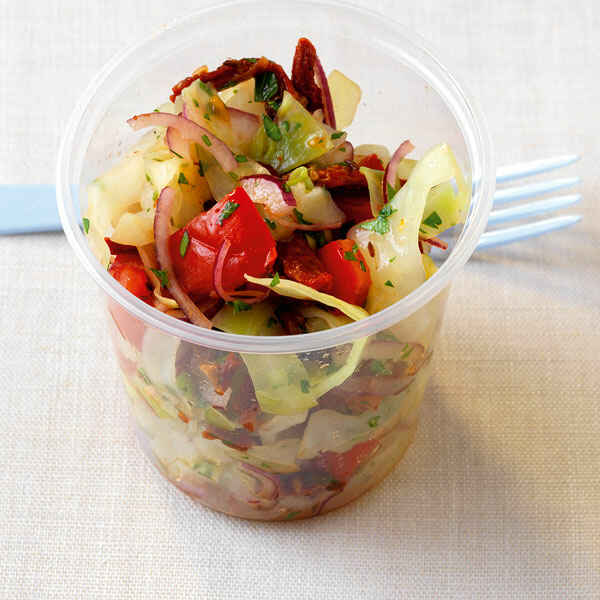 Spitzkohl-Möhren-Salat mit Schafkäse Rezept | Küchengötter