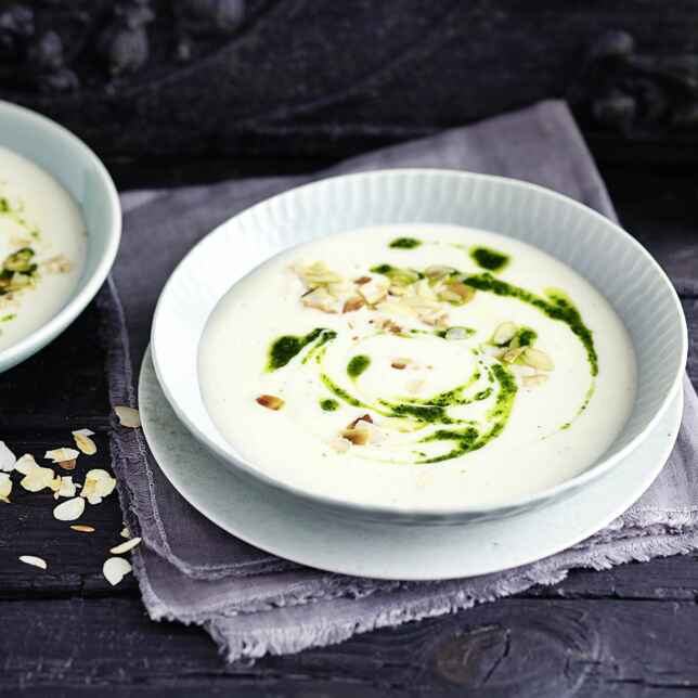 Pastinaken-Cremesuppe mit Kürbiskern-Gremolata Rezept | Küchengötter Pastinaken-Cremesuppe mit Kürbiskern-Gremolata Rezept | Küchengötter