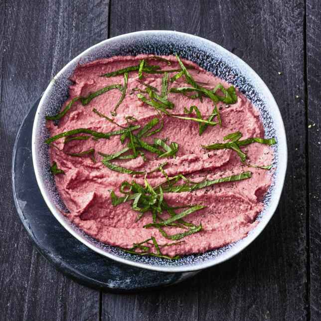 Pastinaken-Hummus mit Roter Bete Rezept | Küchengötter Pastinaken-Hummus mit Roter Bete Rezept | Küchengötter