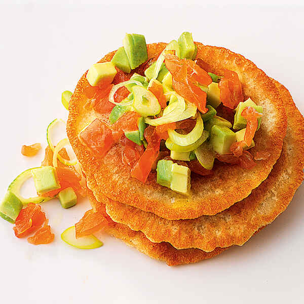 Kartoffel-Blini mit Räucherlachscreme Rezept | Küchengötter Kartoffel-Blini mit Räucherlachscreme Rezept | Küchengötter