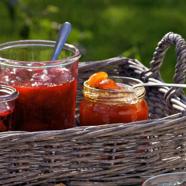 Rhabarbergelee mit Erdbeeren Rezept | Küchengötter