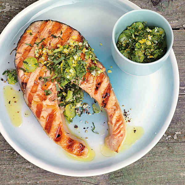 Grillfisch mit Mango-Gurken-Salsa Rezept | Küchengötter Grillfisch mit Mango-Gurken-Salsa Rezept | Küchengötter