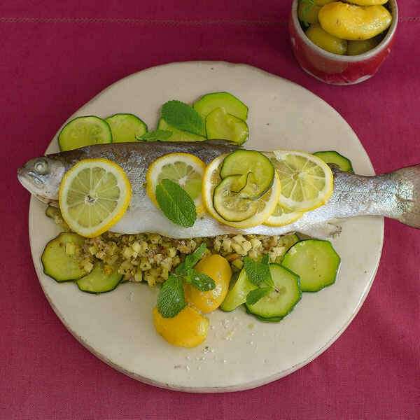 Gurkentaler mit Lachs-Apfel-Tatar Rezept | Küchengötter Gurkentaler mit Lachs-Apfel-Tatar Rezept | Küchengötter