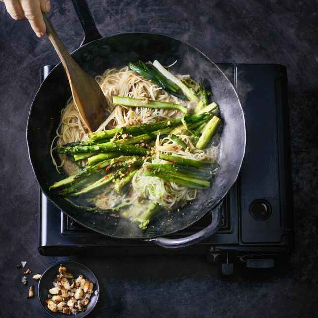 Grüner Spargel aus dem Wok Rezept | Küchengötter Grüner Spargel aus dem Wok Rezept | Küchengötter