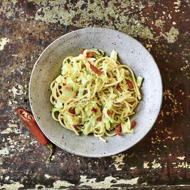 Sepia-Spaghetti-Salat mit Lachs Rezept | Küchengötter Sepia-Spaghetti-Salat mit Lachs Rezept | Küchengötter
