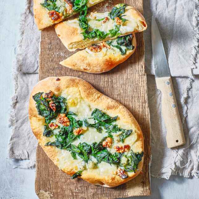 Rote-Bete-Pinsa mit Ziegenkäse Rezept | Küchengötter Rote-Bete-Pinsa mit Ziegenkäse Rezept | Küchengötter