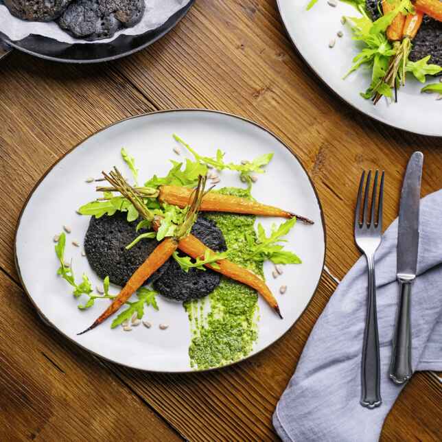 Spaghetti mit Schwarz- und Rotkohl, Petersilien-Mandel-Creme und ... Spaghetti mit Schwarz- und Rotkohl, Petersilien-Mandel-Creme und ...