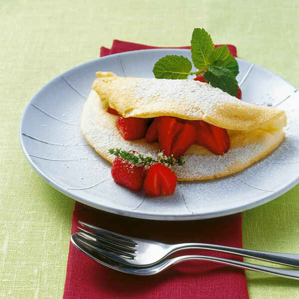 Schaumomelett mit Erdbeeren und Himbeersirup | Küchengötter Schaumomelett mit Erdbeeren und Himbeersirup | Küchengötter