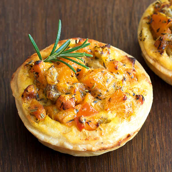 Kürbisküchlein mit Kräuterquark Rezept | Küchengötter Kürbisküchlein mit Kräuterquark Rezept | Küchengötter