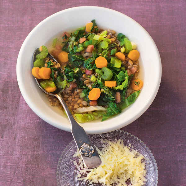 Bohnensuppe mit Dinkel und Pancetta Rezept | Küchengötter