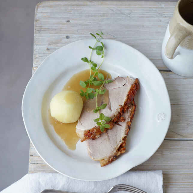 Klassischer Schweinebraten mit Knödeln Rezept | Küchengötter Klassischer Schweinebraten mit Knödeln Rezept | Küchengötter