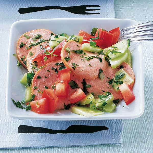 Wurstsalat mit Regensburger Wurst Rezept | Küchengötter Wurstsalat mit Regensburger Wurst Rezept | Küchengötter