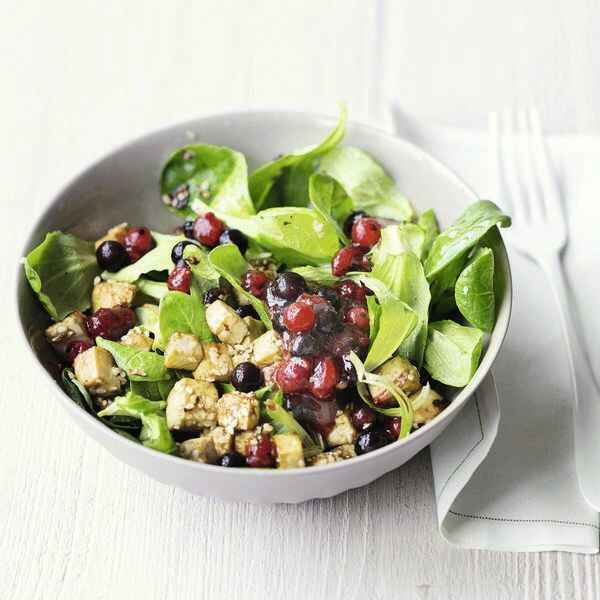 Blattsalat mit Beerendressing Rezept | Küchengötter Blattsalat mit Beerendressing Rezept | Küchengötter