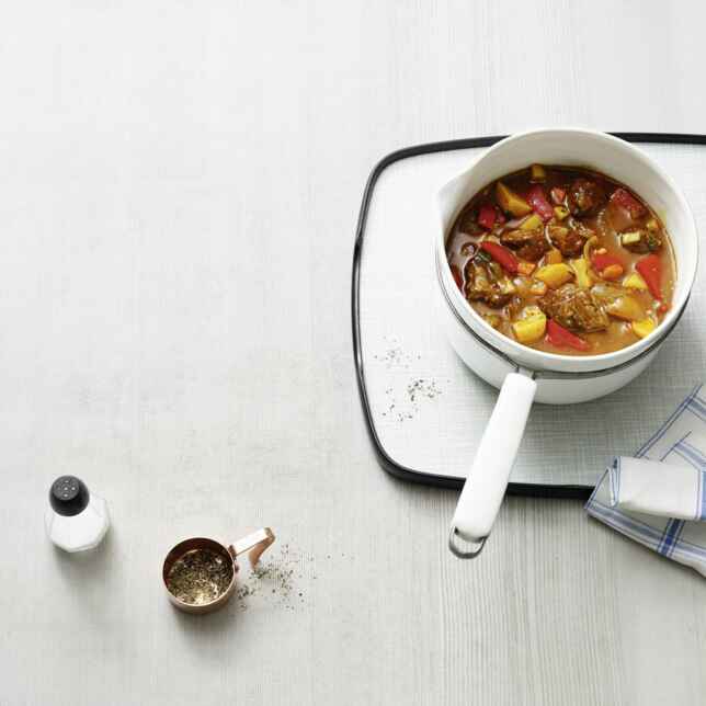 Würstchengulasch mit Paprika und Kartoffeln Rezept | Küchengötter Würstchengulasch mit Paprika und Kartoffeln Rezept | Küchengötter