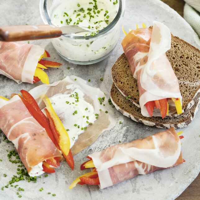 Vollkornbrote mit Paprika und Bärlauch Rezept | Küchengötter Vollkornbrote mit Paprika und Bärlauch Rezept | Küchengötter