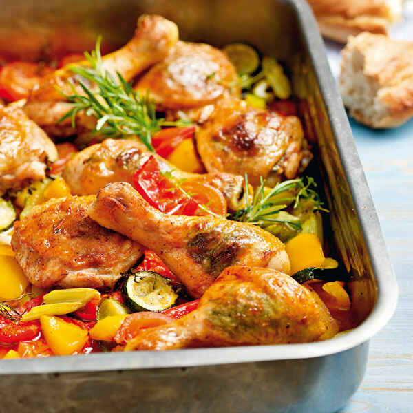 Hähnchenkeulen auf Paprikagemüse Rezept | Küchengötter Hähnchenkeulen auf Paprikagemüse Rezept | Küchengötter