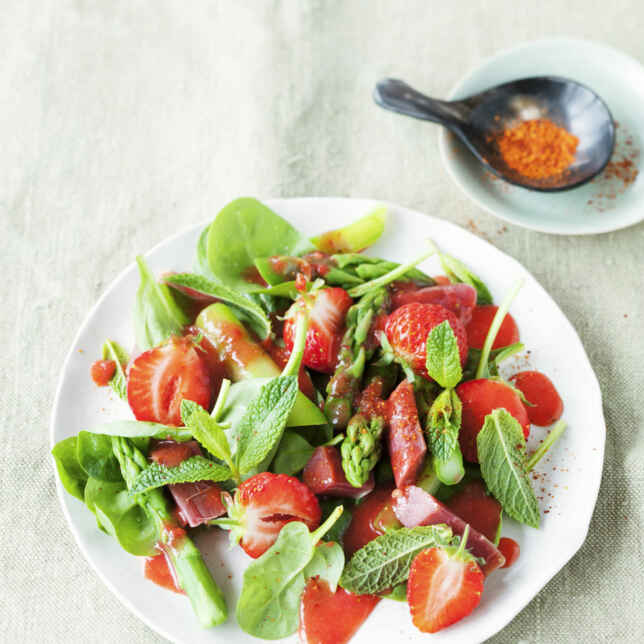 Blattsalat mit Erdbeeren und Rhabarberdressing Rezept | Küchengötter Blattsalat mit Erdbeeren und Rhabarberdressing Rezept | Küchengötter