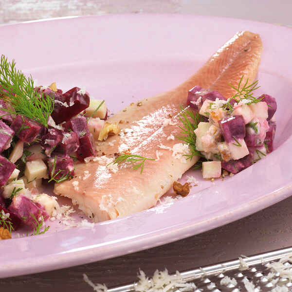 Blattsalat mit Roter Bete und Räucherforelle Rezept | Küchengötter Blattsalat mit Roter Bete und Räucherforelle Rezept | Küchengötter