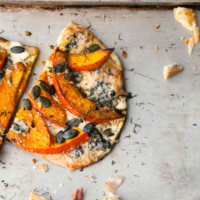 Flammkuchen mit Speck, Endivie, Pilzen und Walnüssen Rezept | Küchengötter