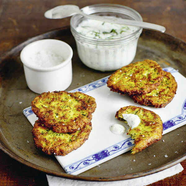 Zucchinipuffer mit Kräuterjoghurt Rezept | Küchengötter Zucchinipuffer mit Kräuterjoghurt Rezept | Küchengötter