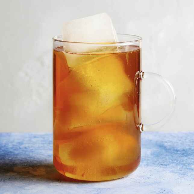 Zuckerfreier Erdbeer-Kräuter-Eistee Rezept | Küchengötter Zuckerfreier Erdbeer-Kräuter-Eistee Rezept | Küchengötter