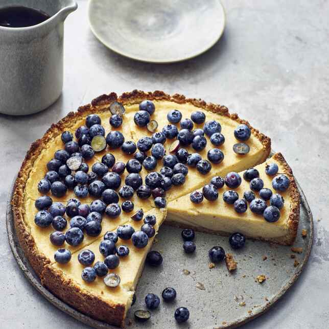 Veganer Käsekuchen mit Waldbeeren Rezept | Küchengötter Veganer Käsekuchen mit Waldbeeren Rezept | Küchengötter