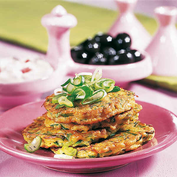 Zucchinipuffer mit Kräuterjoghurt Rezept | Küchengötter Zucchinipuffer mit Kräuterjoghurt Rezept | Küchengötter